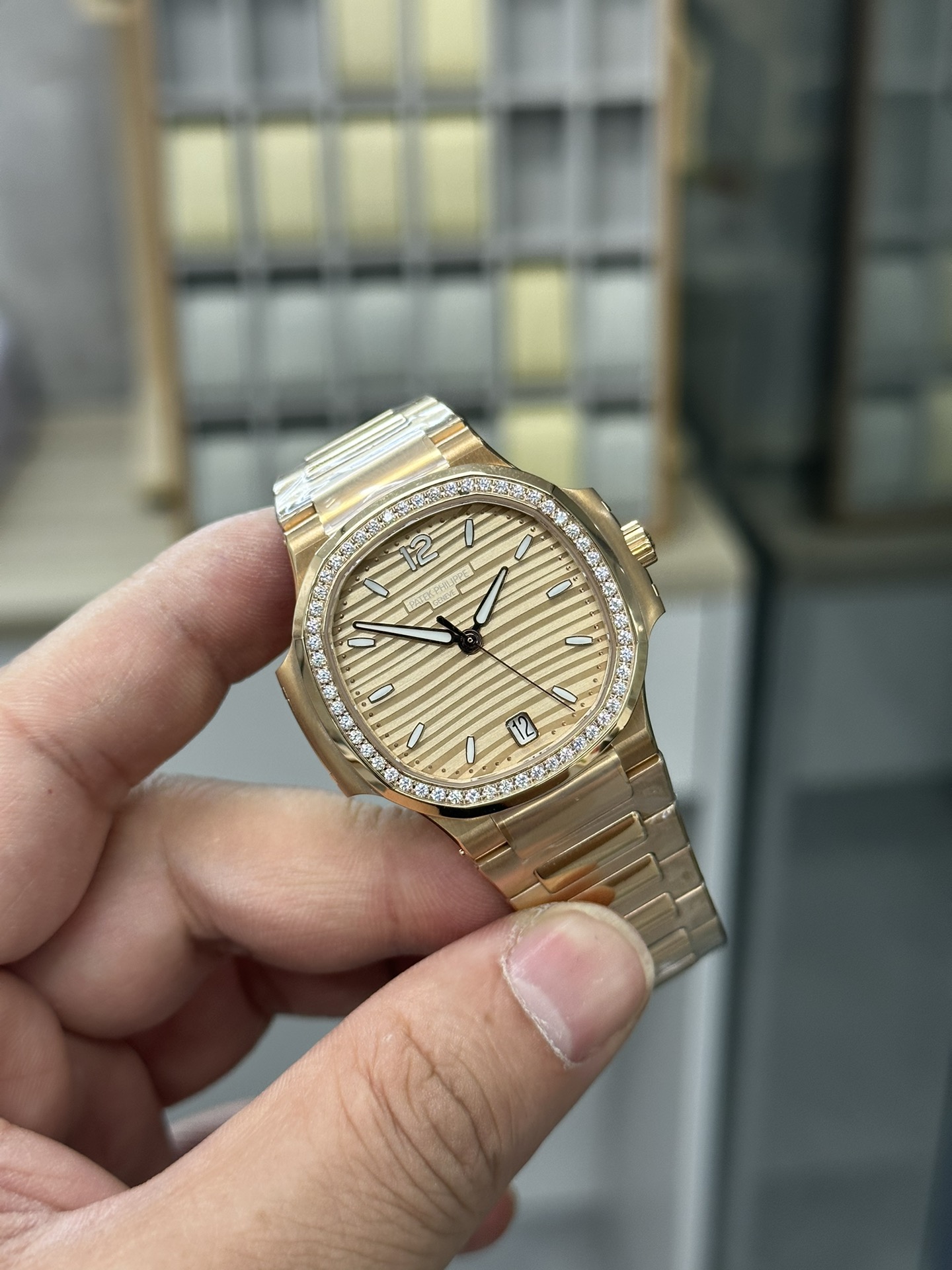 Nautilus 7118 1200R 010 Super Clone Elegant Ladies Timepiece