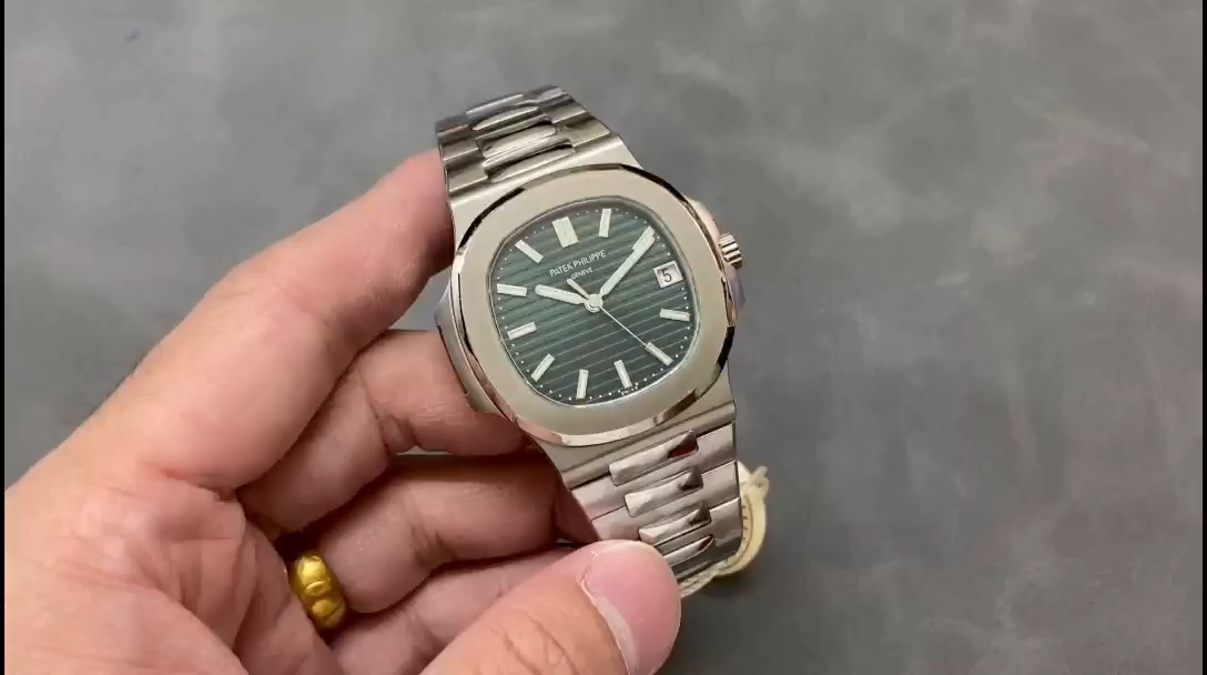 Nautilus 5711 Super clone – 40mm Green Dial Titanium Mens Analog Watch
