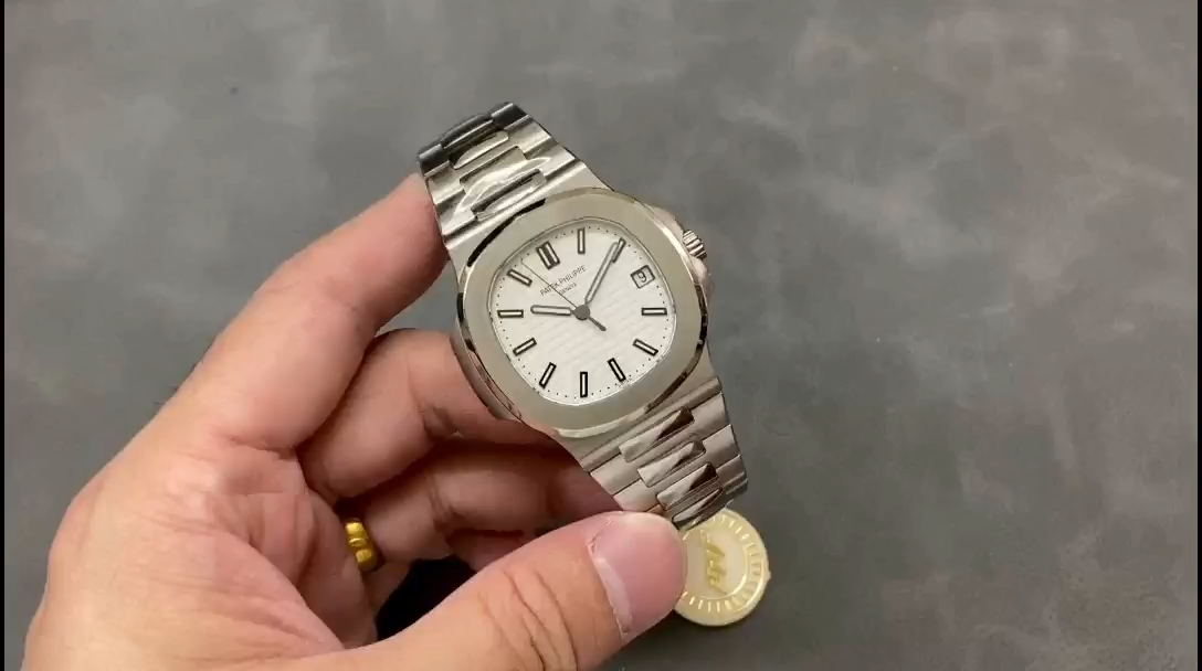 Nautilus 5711 1A 011 Super clone – 40mm White Dial Titanium Mens Analog Watch