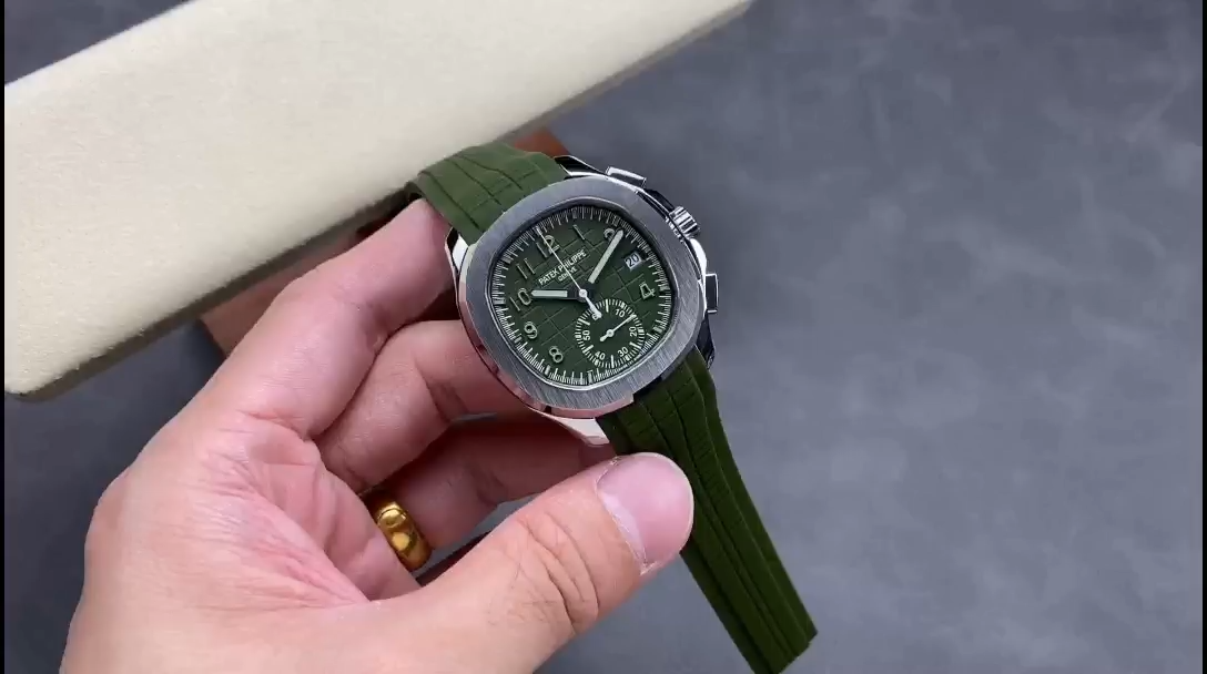 42MM Green Dial Silver‑Tone Stainless Steel Chronograph Sports‑Luxury Timepiece for Men