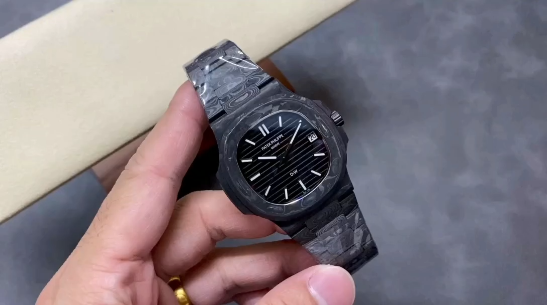 Nautilus 5711 Super Clone – 40mm Black Carbon Fiber Black Dial Titanium Bracelet Watch