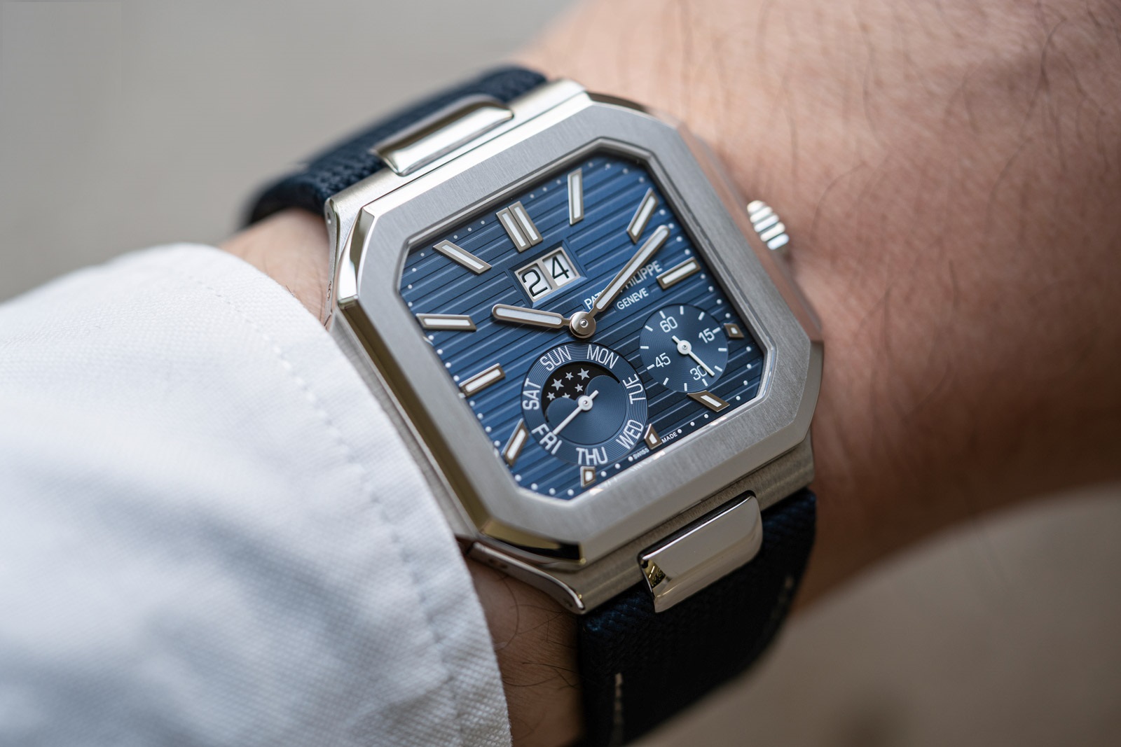 Square Nautilus 5822P-001: Platinum Case & Moon Phase Review