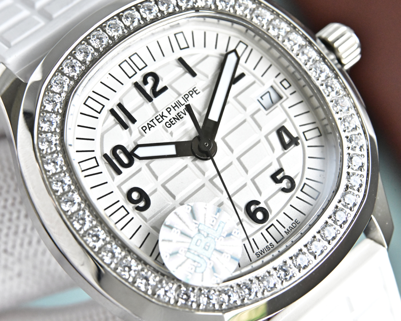 White Engraved Dial Diamond Bezel Quartz Watch – 5067A Style Design
